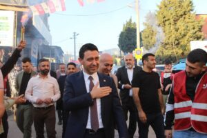 Seçim ofisi açılışında konuşan CHP Bayraklı Belediye Başkan adayı İrfan