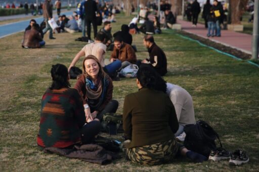 Seçim çalışmaları kapsamında Eşrefpaşa bölgesinde halkla buluşan ve esnaf turu