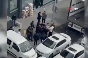 Esenyurt’ta yol verme nedeniyle çıkan anlaşmazlıkta arkadaşının tartıştığını gören adam,