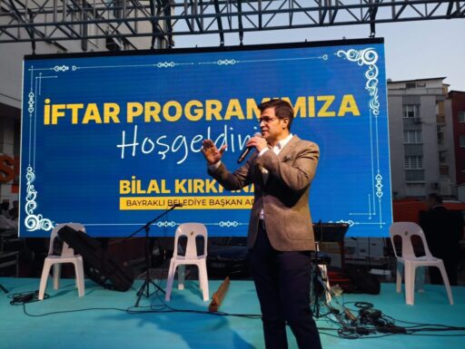 BİLAL KIRKPINAR ; HERŞEY GÜZEL BAYRAKLI İÇİN… Bayraklı Sevgi Yolu’nda düzenlenen Ak Parti Bayraklı ilçe başkanlığının düzenlediği