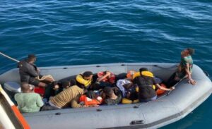 İzmir’in Foça ilçesi açıklarında motor arızası nedeniyle sürüklenen lastik bottaki