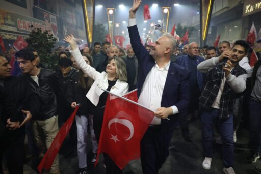 Menemen Belediye Başkanı Aydın Pehlivan, seçime günler kala ilçe merkezinde