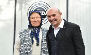 30 Ekim İzmir depreminin mağdurlarıyla buluşan İzmir Büyükşehir Belediye Başkanı