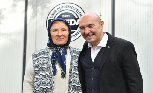 30 Ekim İzmir depreminin mağdurlarıyla buluşan İzmir Büyükşehir Belediye Başkanı