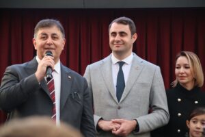 İzmir Büyükşehir Belediye Başkan Adayı Dr. Cemil Tugay, halk ekmek