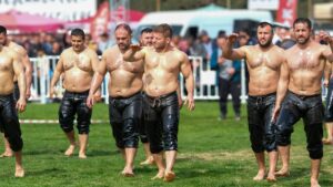 Menemen’de 38. Ulukent Yağlı Güreşleri, festival havasında geçti. Aralarında altın