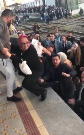 İzmir’de İZBAN’da yaşanan teknik arıza nedeniyle bazı yolcular trenden inerek