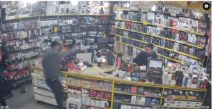 Esenyurt’ta bir mağazada husumetli kişiler arasında çıkan tartışmada şahıslardan biri