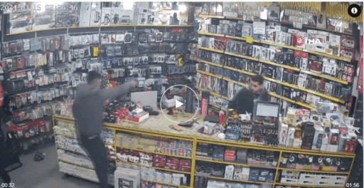 Esenyurt’ta bir mağazada husumetli kişiler arasında çıkan tartışmada şahıslardan biri