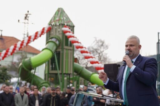 Menemen Belediye Başkanı Aydın Pehlivan, Çukurköy’de dört açılış birden yaptı.