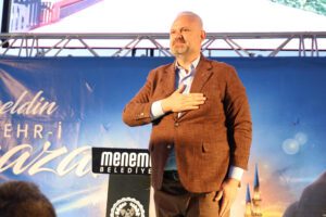 Menemen Belediye Başkanı Aydın Pehlivan, gençlerin eğitimine ve sosyalleşmesine verdiğidesteklerden