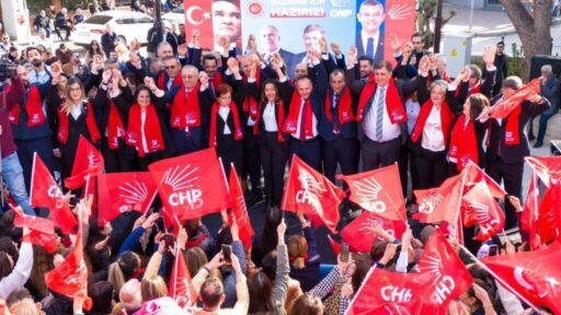 Gaziemir’de başkan ve adaylar sahneye çıktı “İŞİMİZ GÜCÜMÜZ, SEVDAMIZ GAZİEMİR”