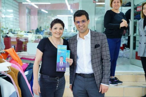 Kırkpınar Bayraklı’da sıkmadık el bırakmıyor Cumhur İttifakı Bayraklı Belediye Başkan Adayı Bilal Kırkpınar, mahalle buluşmaları