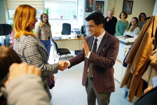 Kırkpınar’dan Bayraklı Belediyesi çalışanlarına müjde: 10 Bin TL Bayram ikramiyesi. Cumhur İttifakı Bayraklı Belediye Başkan Adayı Bilal Kırkpınar, belediye işçilerine