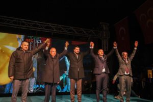 Selçuk’taki İstasyon Meydanı’nda düzenlediği seçim mitinginde, tekrar aday olan Selçuk