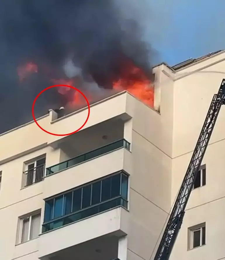 Diyarbakır’ın Kayapınar ilçesinde 11 katlı binanın çatısında çıkan yangına müdahale