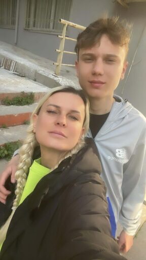 İzmir’in Konak ilçesinde, kavgada birbirine bıçakla saldırıp yaralayan iki arkadaştan