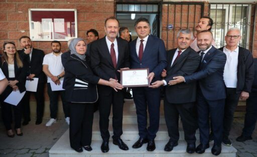 Aliağa Belediye Başkanı Serkan Acar mazbatasını aldı Mahalli idareler seçimlerinde Aliağalıların oylarıyla üst üste üçüncü kez seçilen