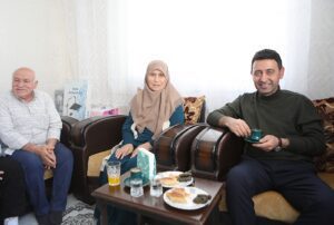 Bayraklı Belediye Başkanı İrfan Önal, Ramazan Bayramı ziyaretleri kapsamında seçim