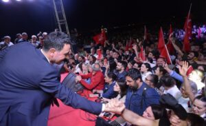 Yerel seçimlerin ardından Bayraklı Belediye Başkanlığı mazbatasını alarak görevine başlayan