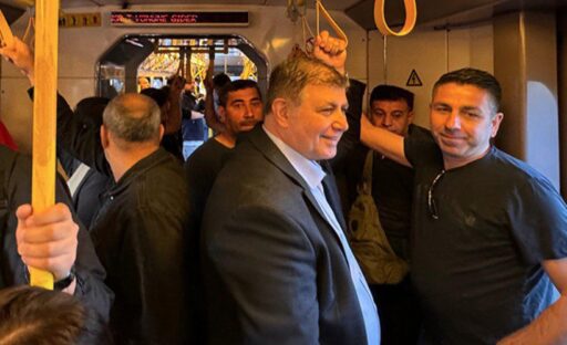 İzmir Büyükşehir Belediye Başkanı seçilen Cemil Tugay, sabah mesaisine İZBAN’da