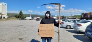 Düzce’de motokurye Ramazan Bayramı tatili için yola çıkan sürücüleri uyarmak