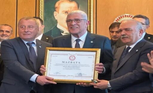 İYİ Parti kurultayında Genel Başkan olan Müsavat Dervişoğlu mazbatasını Meclis’te