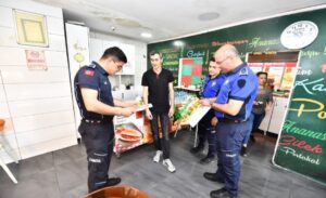 İzmir Büyükşehir Belediyesi’nin zabıta ekipleri Ramazan Bayramı öncesi denetimleri arttırdı.