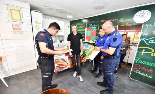 İzmir Büyükşehir Belediyesi’nin zabıta ekipleri Ramazan Bayramı öncesi denetimleri arttırdı.