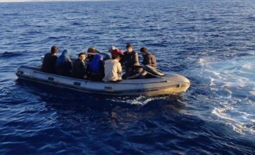 İzmir’in Çeşme ilçesi açıklarında lastik botta 6’sı çocuk 12 düzensiz