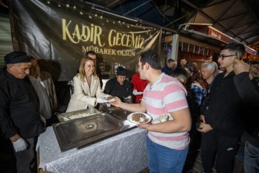 Konak BelediyeBaşkanı Nilüfer Çınarlı Mutlu, seçim sonrası ilk iftar yemeğini