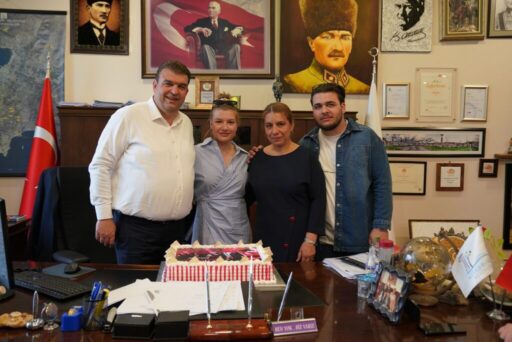 Seferihisar Belediye Başkanı İsmail Yetişkin mazbatasını alarak yeni dönemde başkanlık