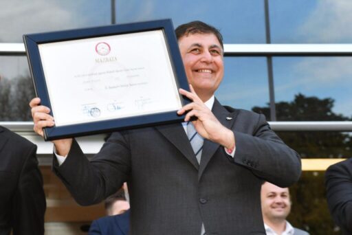 İzmir Büyükşehir Belediye Başkanı seçilen Dr. Cemil Tugay, mazbatasını aldı.