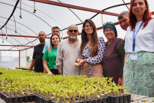 Çeşme Belediye Başkanı Lal Denizli, Ata tohumu yaygınlaştırma projesi kapsamında
