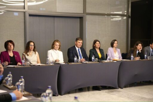 Başkan Tugay ilçe belediye başkanlarıyla toplantı yaptı! İzmir Büyükşehir Belediye Başkanı seçilen Dr. Cemil Tugay, yeni seçilen