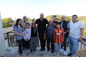 Menderes Belediye Başkanı İlkay Çiçek, Ramazan Bayramı’nda tüm mahalleleri dolaştı