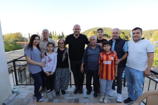 Menderes Belediye Başkanı İlkay Çiçek, Ramazan Bayramı’nda tüm mahalleleri dolaştı