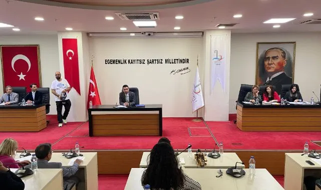 Olağanüstü meclis oturumunda konuşan Bayraklı Belediye Başkanı İrfan Önal, işçi