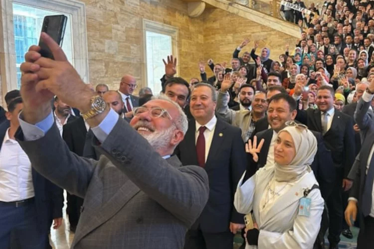 AK Parti Grup Başkanvekili Bahadır Yenişehirlioğlu, Meclis’te ziyaretine gelenlerle selfie