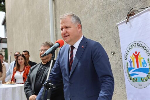 BAŞKAN SELÇUK “KÖPEK KATLİAMI” YAPANLARI CEZASIZ BIRAKMAYACAĞIZ Urla’da geçtiğimiz günlerde yapılan köpek katliamına yönelik bir kamuoyu açıklaması