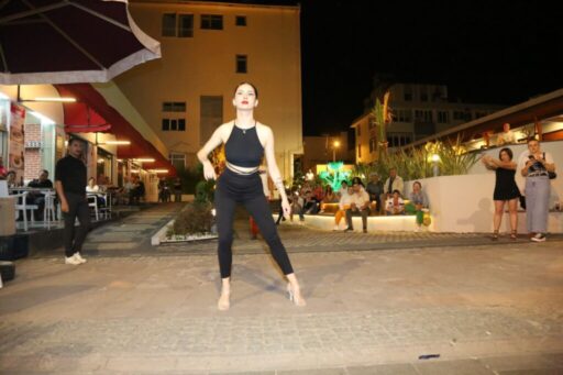 ATA MEYDANI DANS İLE GÜZELLEŞTİ Efes Selçuk’ta her geçen gün artan sokak etkinliklerine bu kez