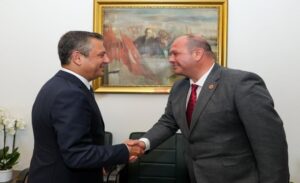 Bir dizi temaslarda bulunmak için Ankara’ya giden Menderes Belediye Başkanı