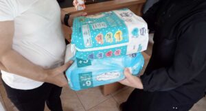 Bayraklı Belediyesi, ihtiyaç sahibi vatandaşlara eşya, erzak paketi, kırtasiye malzemesi,