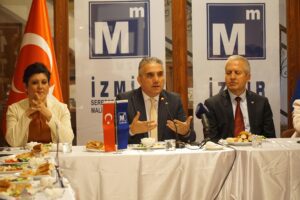 İzmir SMMM Odasında bugün yapılan basın açıklaması sırasında başkan ve