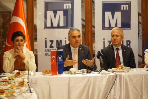 İzmir SMMM Odasında bugün yapılan basın açıklaması sırasında başkan ve