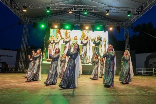 Gaziemir’de halk dansları şöleni 13. Geleneksel Gaziemir Belediyesi Halk Dansları Gecesi’nde sahne alan 400