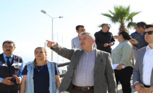 Güzelbahçe Belediye Başkanı Mustafa Günay, sabah mesaisine Mithatpaşa Caddesi’ni denetlemeyle