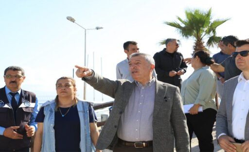 Güzelbahçe Belediye Başkanı Mustafa Günay, sabah mesaisine Mithatpaşa Caddesi’ni denetlemeyle