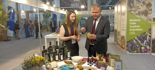 OLİVTECH FUARINA URLA DAMGASI Bu yıl 11’incisi düzenlenen OLIVTECH-Zeytin, Zeytinyağı, Süt Ürünleri, Şarap ve