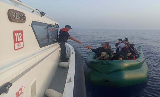 İzmir’de 44 kaçak göçmen kurtarıldı, 23 kaçak göçmen yakalandı İzmir’in Dikili ve Seferihisar ilçesi açıklarında, lastik botlarda bulunan 44